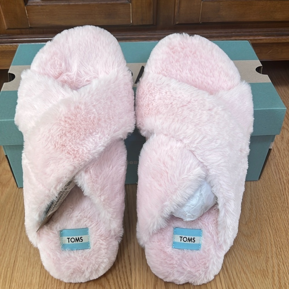 NIB! Tom’s Women’s SZ 9, pink faux fur susie slippers.